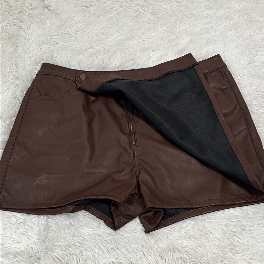 ☎️ NWT Celebrity Pink Faux Leather Skort - Picture 2 of 5